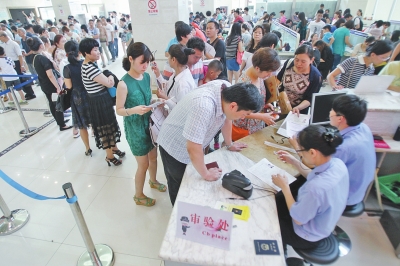 6月30日上午9時(shí)20分，鄭州市公安局出入境管理處辦事大廳內(nèi)擠滿(mǎn)前來(lái)辦理護(hù)照、簽證的群眾。