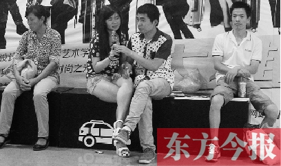 昨天，火車站地一大道納涼點已有許多市民坐在商場的椅子上乘涼