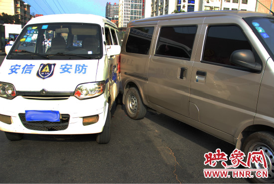 兩輛面包車也被牽連。