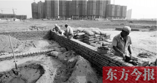 7月8日，鄭州市銀鶯路南端，一處新建的小學和中學剛剛開始動工