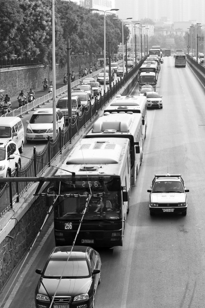 大量的機(jī)動車由京廣路向北前行，右拐后涌上中原路地下道。