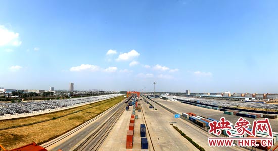鄭州鐵路集裝箱中心站內(nèi)，滿載貨物的國際班列從這里開出。段晉哲/攝