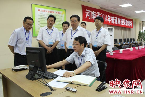 副省長徐濟(jì)超在高招錄取現(xiàn)場聽取工作人員匯報。