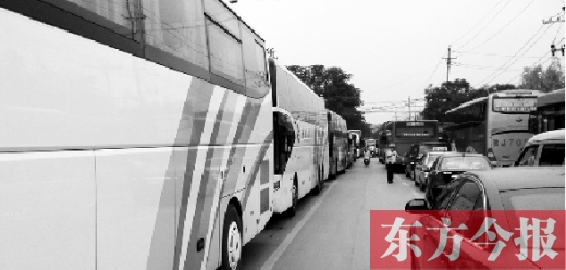 昨日，只能由東向西單行的鄭州市城南路上，闖進(jìn)了由西向東行駛的大巴車，造成嚴(yán)重交通擁堵