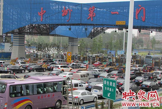 鄭州機場收費站口（中州第一門）車輛排隊擁堵情況嚴重。