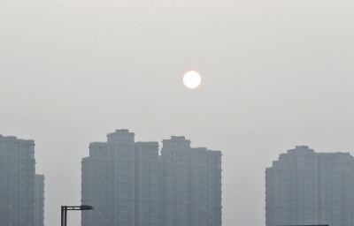 昨天，鄭州市區(qū)，霧霾遮擋的太陽(yáng)像個(gè)月亮。