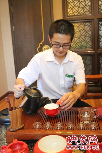 1、水壺里的水煮沸，李克勤把茶葉放進(jìn)茶荷里，準(zhǔn)備溫杯沖茶