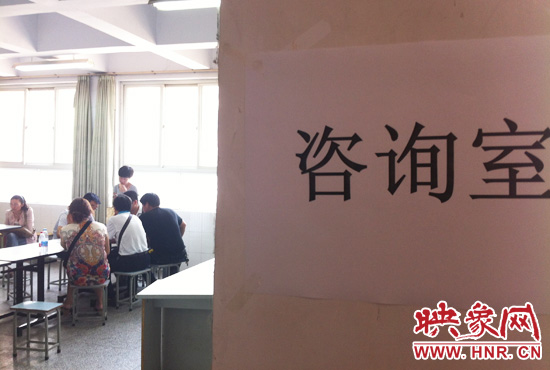 在金水區(qū)教體局設(shè)立的“復(fù)議”現(xiàn)場，家長們提出了各式各樣的問題。
