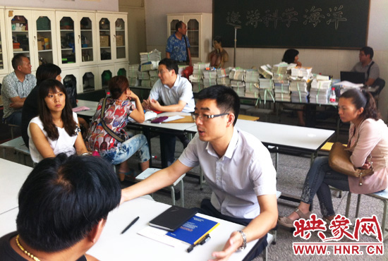 各區(qū)受理咨詢的教育部門工作人員對于提出的問題一一作出解答。