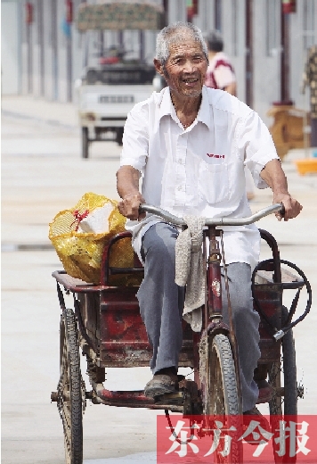 83歲的胡新有老人每天下午都騎著三輪車出門(mén)撿廢品，換的錢(qián)都捐了出去