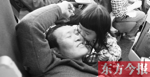 女兒嘟嘟不時的親吻是他最好的“鎮(zhèn)痛藥”。