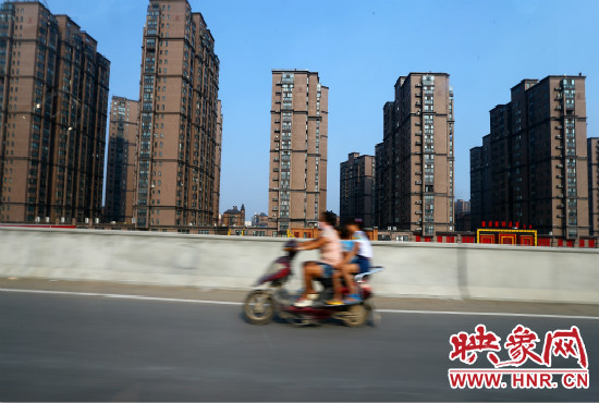 三環(huán)快速路開通后，仍有一些電動車違規(guī)上橋。