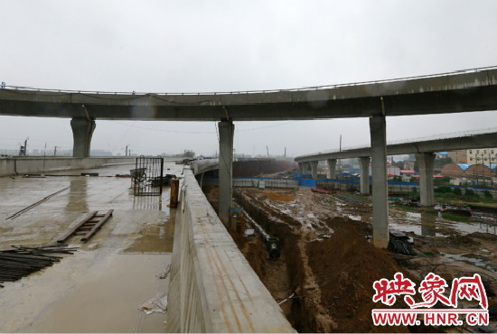 京廣快速路二期北延工程北三環(huán)京廣路立交橋雛形顯現(xiàn)。