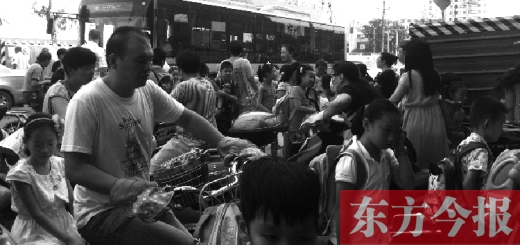 9月4日下午，文化路一小附近，大批陪讀家長接孩子。