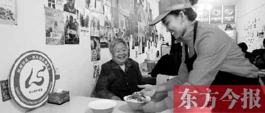 9月29日，輕院社區(qū)的“空巢老人”荊阿姨在一家飯店免費吃午餐