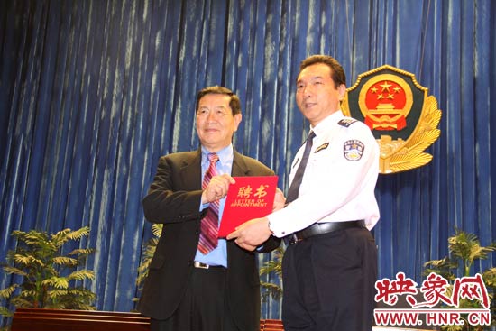 在歡迎儀式上，李昌鈺博士從鐵路警察學(xué)院院長郝宏奎手中接過了客座教授的聘書。
