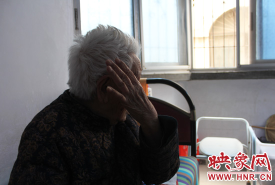 說起敬老院要搬遷,老太太忍不住流眼淚。