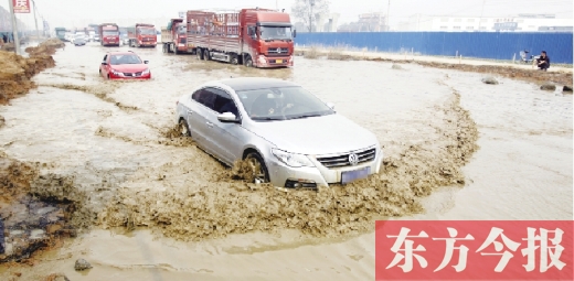 昨日的水坑現(xiàn)場，“坑車”的情況仍在繼續(xù)上演