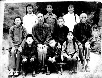 1970年，何兆勝一家人在荊門合影，中排左二為何兆勝。