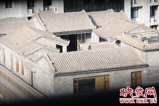 這座建筑里面的裝修奢華考究，門窗和吊頂均為紅木。