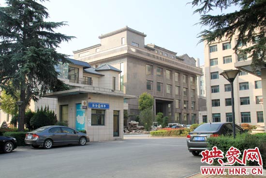 據(jù)這座建筑的一名工作人員稱，整座建筑為海龍集團所有，房屋建成之后用作公司紅木家具展示。