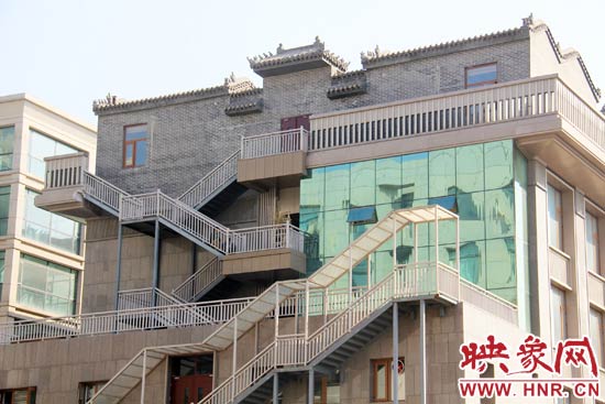 這座建筑的背面，已建好步梯。