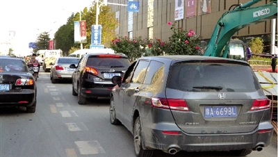 中原路華山路口，花壇擋了進(jìn)入地下商場的車流
