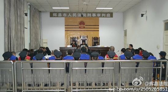今天上午9：00，鄭州“皇家一號”系列案被告人賈某某等十一人涉嫌協(xié)助組織賣淫罪一案在輝縣市人民法院2