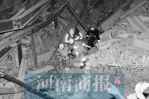 昨晚8點(diǎn)30分，消防員從廢墟中救出一名被埋者