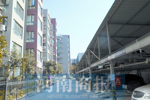 鄭州建設(shè)西路與工農(nóng)路交叉口西北角附近一小區(qū)內(nèi)，立體車庫(kù)已投入使用
