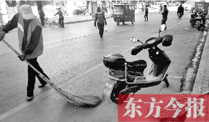 昨日，鄭州市中州大道上，穿梭于車流中上崗的環(huán)衛(wèi)工