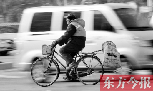 昨日，鄭州市中州大道上，穿梭于車流中上崗的環(huán)衛(wèi)工