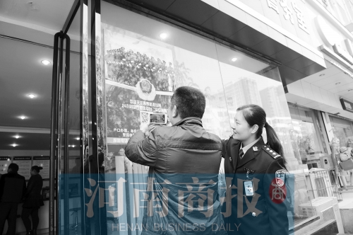 市民正在掃描二維碼，加關(guān)注