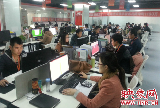 河南省電子商務(wù)產(chǎn)業(yè)園里，電商運(yùn)營(yíng)商河南杰夫成交3500萬(wàn)元，其中淘寶河南館占了七成。