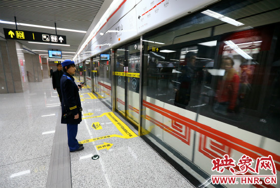 自11月29日起，鄭州地鐵將進(jìn)一步縮短行車間隔。