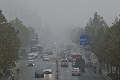 被霧、霾同時(shí)籠罩的市區(qū)道路