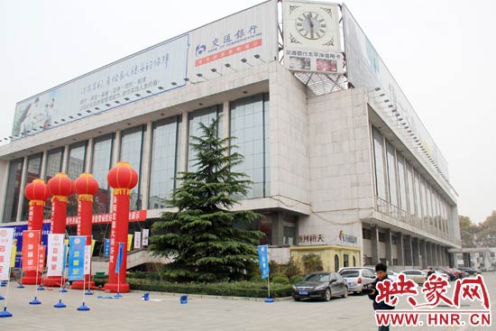 11月28日，記者從鄭州市政府獲悉，河南省人民會堂決定拆除違法存在10多年的巨型樓頂廣告。
