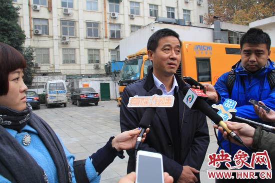 鄭州城市管理局行政執(zhí)法監(jiān)察支隊二大隊副大隊長杜陸水就“河南省人民會堂違法戶外廣告”一事，接受媒體采訪
