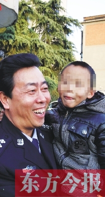 林州市公安局長(zhǎng)趙峰抱著滿臉笑容的曉宇（化名），也露出了笑容