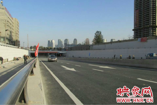 紅專(zhuān)路下穿中州大道隧道工程西起紅專(zhuān)路與姚寨路交叉口，東至紅專(zhuān)路與龍湖外環(huán)路交叉口。