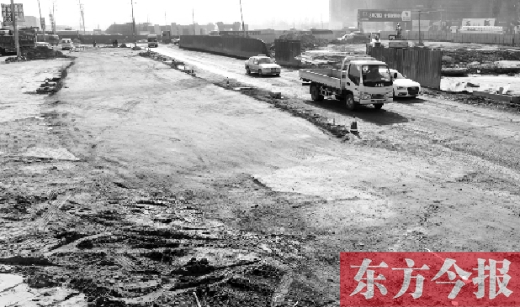 昨日，今報(bào)連續(xù)報(bào)道的鄭州南四環(huán)柴郭轉(zhuǎn)盤附近的大坑已基本填平