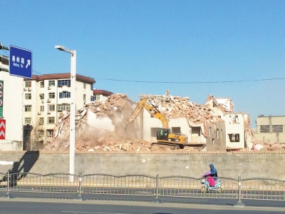 航海路秦嶺路口的閆垌村拆遷現(xiàn)場，看不到防塵措施。