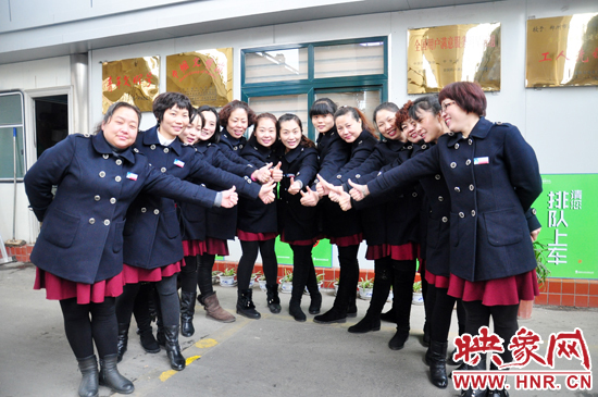 1月6日， 鄭州公交四公司一車隊104路公交線路的女車長們換上了新冬裝，讓人耳目一新。