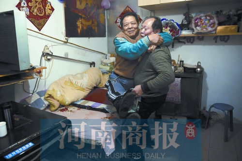 2015年1月15日，老鄰居抱起180斤重的高新海去坐三輪車，準(zhǔn)備出去轉(zhuǎn)轉(zhuǎn)