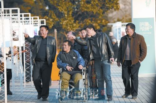 2009年9月15日，老鄰居們陪高新海游綠城廣場(chǎng) 井勇/供圖
