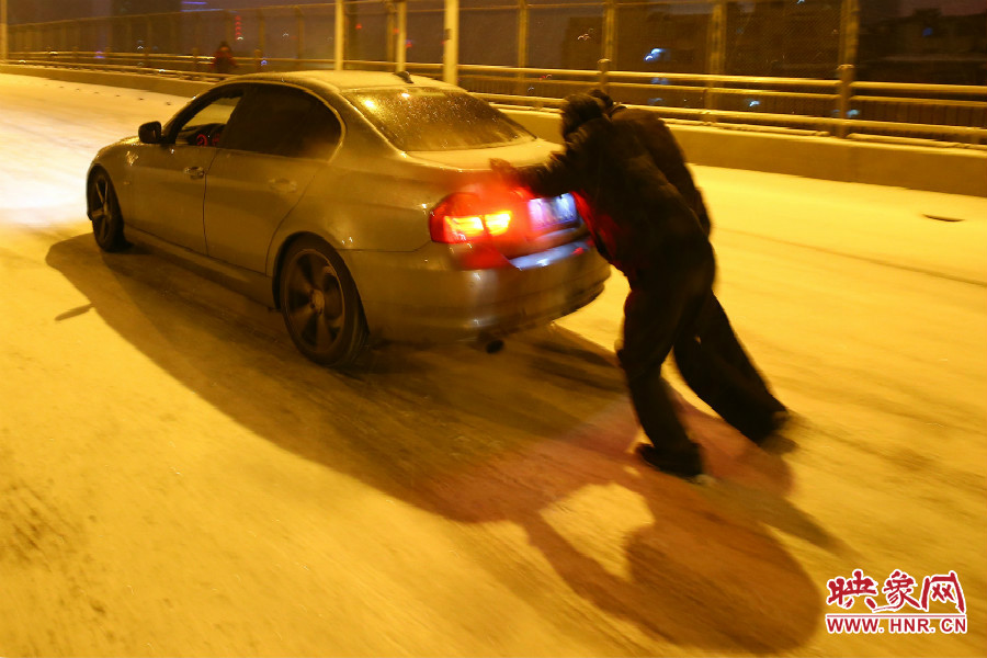 兩位“推車人”奮力的推著小車上橋。