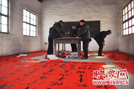 目前已經(jīng)書(shū)寫(xiě)了超過(guò)一萬(wàn)幅春聯(lián)。