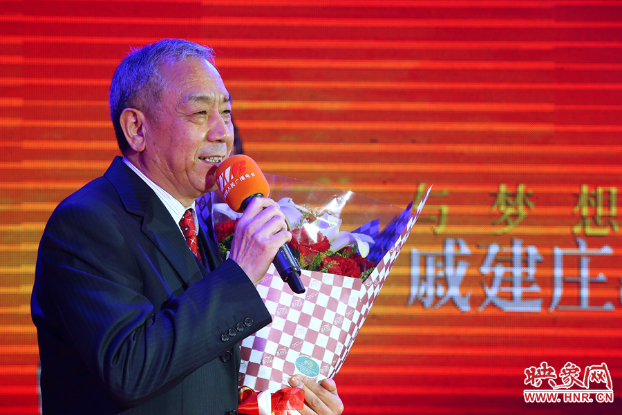 戚建莊向詩歌愛好者表達謝意。