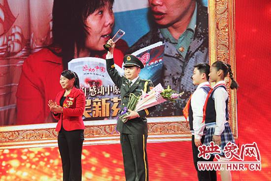 中國(guó)人民解放軍71352部隊(duì)19分隊(duì)管理員王留杰上臺(tái)接受頒獎(jiǎng)。