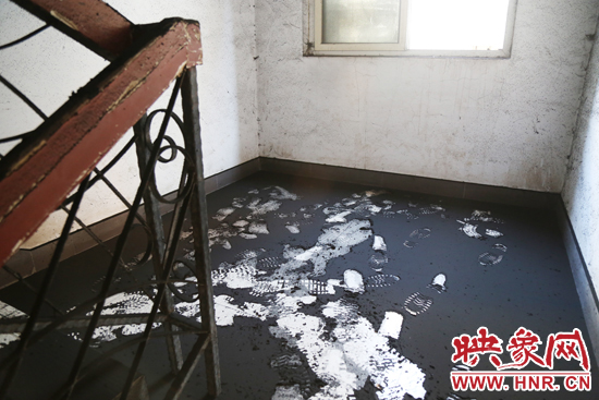 一樓到六樓的樓道內(nèi)都是黑色的煙塵。
